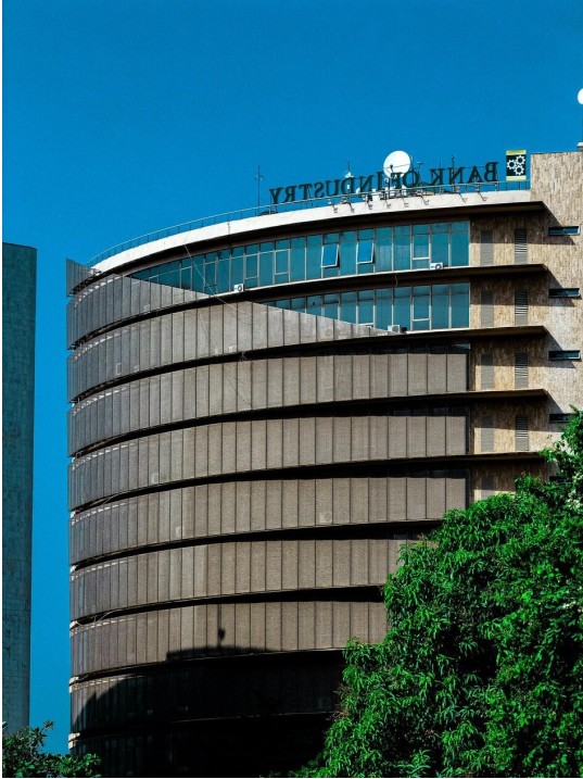 Students using banking app